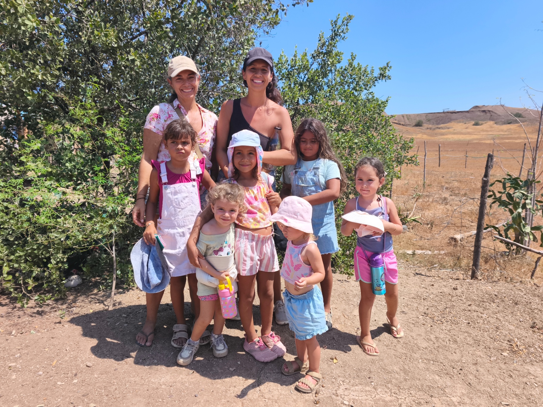 Voluntarias y niñas en el bosque seco de Piura